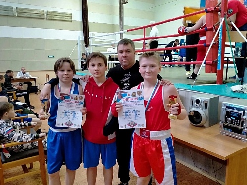 В спортивной школе "Каскад" продолжается набор детей в группы начальной подготовки по БОКСУ на сезон 2025-2026 гг. Принимаем детей 9-17 лет. Занятия проводятся на бюджетной основе.