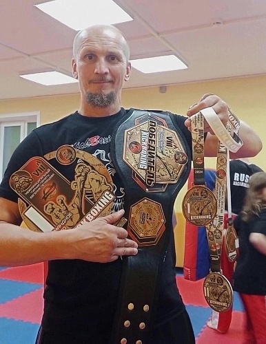 В спортивной школе "Каскад" продолжается донабор детей в спортивно-оздоровительные группу по кикбоксингу на сезон 2025-2026 гг. Принимаем детей 9-15 лет. Занятия проводятся на бюджетной основе.